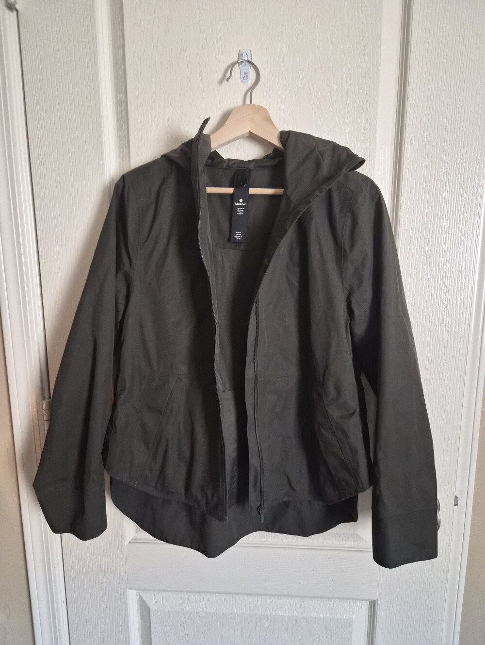 Lululemon Lightweight Hooded Rainjacket Windbreaker Jacket in Olive Green